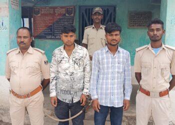 कमरो चौक में शराबबंदी कानून के तहत दो युवक गिरफ्तार