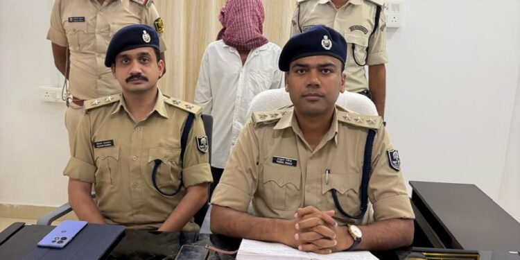 नवादा – बालू माफियाओं का कहर: ट्रैक्टर से ASI को कुचलने वाले आरोपी ने नवादा कोर्ट में किया सरेंडर, एक गिरफ्तार
