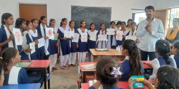 महावारी स्वच्छता दिवस पर छात्राओं व महिलाओं को किया जागरूक