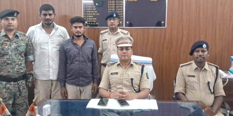 बस से 708.7 ग्राम स्मैक बरामद, दो तस्कर गिरफ्तार; अररिया पुलिस ने नशा तस्करी नेटवर्क पर कसा शिकंजा