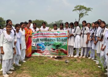 अररिया – 450 छात्रों ने किया वृक्षारोपण, रहिकपुर वन क्षेत्र में लगाए हजारों पौधे