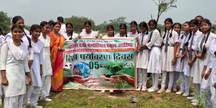 अररिया – 450 छात्रों ने किया वृक्षारोपण, रहिकपुर वन क्षेत्र में लगाए हजारों पौधे