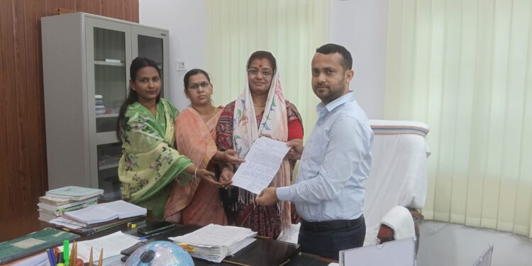 अररिया – यात्रियों की परेशानी बनी मुद्दा, बस स्टैंड निर्माण के लिए महिलाएं हुईं एकजुट