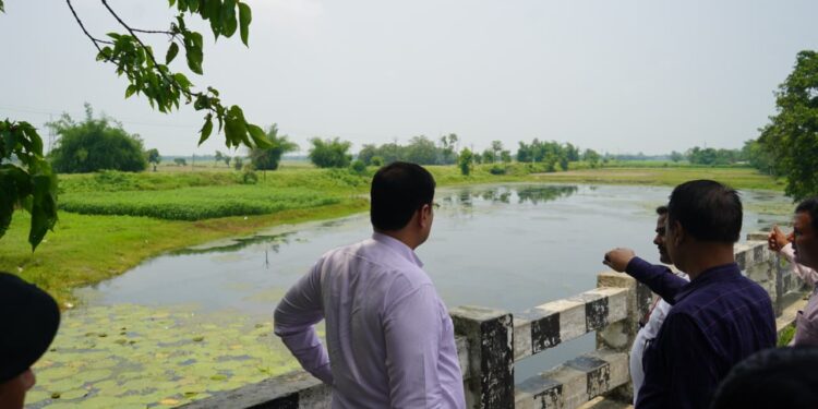 संभावित बाढ़ के खतरों को लेकर जिला पदाधिकारी ने किया संवेदनशील क्षेत्रों का निरीक्षण