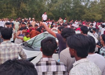 मेले में 3 वर्षीय बच्चा कार की चपेट में आया, बाल बाल बचा