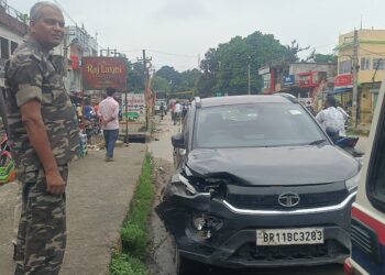 अररिया – रॉन्ग साइड से आ रही नेक्सॉन कार ने बाइक को मारी टक्कर, युवक घायल