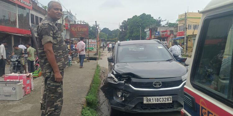 अररिया – रॉन्ग साइड से आ रही नेक्सॉन कार ने बाइक को मारी टक्कर, युवक घायल
