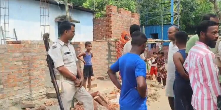 दो मासूम बच्चों को छोड़ महिला की संदिग्ध परिस्थितियों में मौत, गांव में पसरा मातम