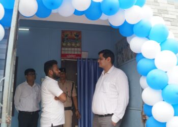 जिलाधिकारी ने किया रूफटॉप सोलर प्लांट का निरीक्षण