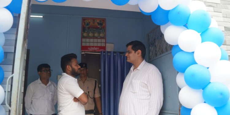 जिलाधिकारी ने किया रूफटॉप सोलर प्लांट का निरीक्षण