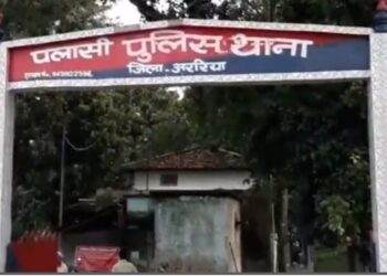 पलासी पुलिस ने नेपाली शराब के एक बाइक को जब्त कर लिया गया है