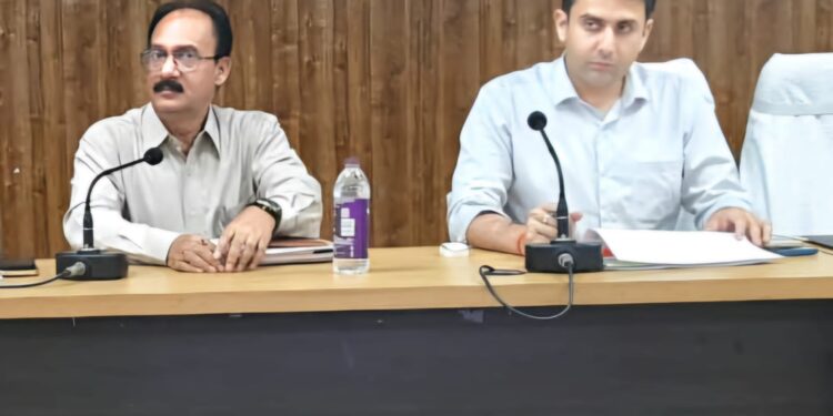 जिला पदाधिकारी श्री रिची पांडेय की अध्यक्षता में स्वास्थ्य विभाग की समीक्षात्मक बैठक संपन्न,