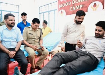 किशनगंज, बिहार -जिलाधिकारी नवीन कुमार एवं पुलिस अधीक्षक संतोष कुमार ने रक्तदान करके दिया रक्तदान करने का संदेश