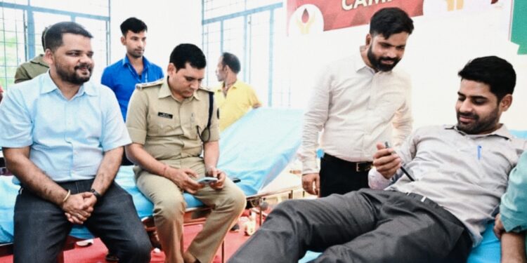 किशनगंज, बिहार -जिलाधिकारी नवीन कुमार एवं पुलिस अधीक्षक संतोष कुमार ने रक्तदान करके दिया रक्तदान करने का संदेश