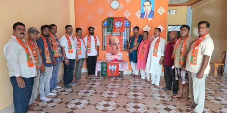 डॉ. श्यामा प्रसाद मुखर्जी की पुण्यतिथि पर भाजपा कार्यकर्ताओं ने दी श्रद्धांजलि