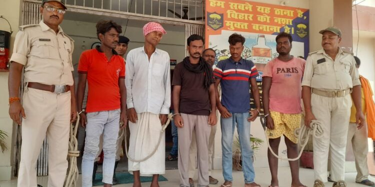 कुर्की उपरांत पांच अभियुक्त गिरफ्तार