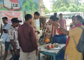 स्थापना दिवस पर सेवा कार्य: अंतर्राष्ट्रीय हिंदू परिषद के कार्यकर्ताओं ने अररिया बस स्टैंड पर बांटा शरबत