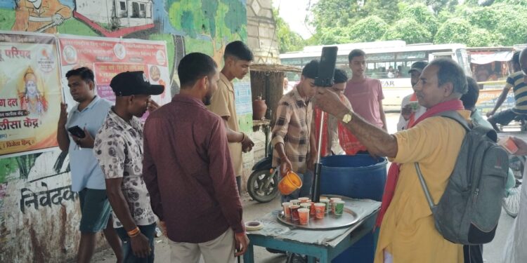 स्थापना दिवस पर सेवा कार्य: अंतर्राष्ट्रीय हिंदू परिषद के कार्यकर्ताओं ने अररिया बस स्टैंड पर बांटा शरबत