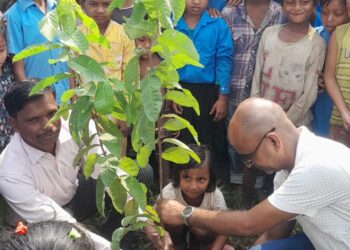 जन्मदिन पर पौधा लगाकर बेटी ने दिया पर्यावरण बचाने का संदेश