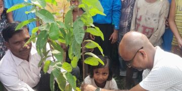 जन्मदिन पर पौधा लगाकर बेटी ने दिया पर्यावरण बचाने का संदेश