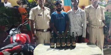 वाहन जांच में 3.75 लीटर अंग्रेजी शराब के साथ दो गिरफ्तार