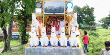 मां दुर्गा के आठवें स्थापना दिवस पर उमड़ा आस्था का सैलाब, 500 महिलाओं ने निकाली भव्य कलश शोभायात्रा