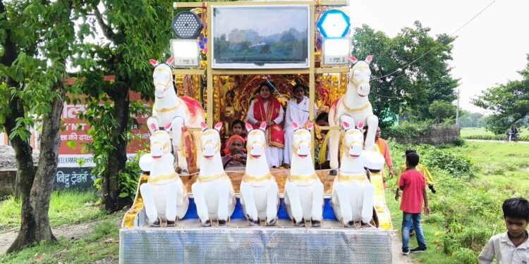 मां दुर्गा के आठवें स्थापना दिवस पर उमड़ा आस्था का सैलाब, 500 महिलाओं ने निकाली भव्य कलश शोभायात्रा