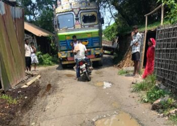 प्रधानमंत्री ग्रामीण सड़क पर अतिक्रमण का आरोप, ग्रामीणों ने प्रशासन से लगाई गुहार
