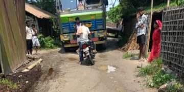 प्रधानमंत्री ग्रामीण सड़क पर अतिक्रमण का आरोप, ग्रामीणों ने प्रशासन से लगाई गुहार