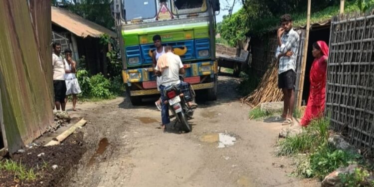प्रधानमंत्री ग्रामीण सड़क पर अतिक्रमण का आरोप, ग्रामीणों ने प्रशासन से लगाई गुहार