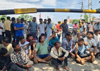 जोगबनी – भारत-नेपाल सीमा जोगबनी पर नेपाल साइड के दुकानदारों का विरोध, नेपाल बैरियर बंद कर किया प्रदर्शन।