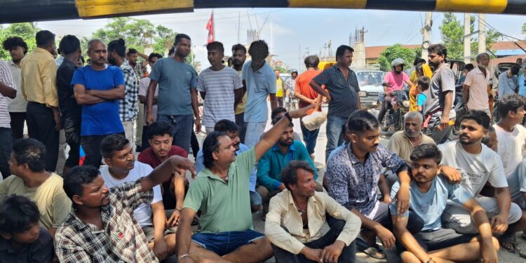 जोगबनी – भारत-नेपाल सीमा जोगबनी पर नेपाल साइड के दुकानदारों का विरोध, नेपाल बैरियर बंद कर किया प्रदर्शन।