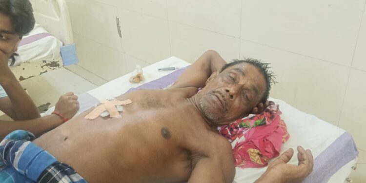 पलासी – मेहरू चौक के पास बुजुर्ग पर चाकू से हमला, आरोपी ग्रामीणों ने पकड़कर पुलिस को सौंपा