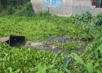 जोकीहाट – सीमेंट बालू लदा ट्रेक्टर अनियंत्रित होकर पोखड़ में पलटी।