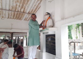 पूर्व एडीजे स्व सूर्य नारायण मंडल के प्रतिमा पर माल्यार्पण कर दी श्रद्धांजलि
