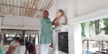 पूर्व एडीजे स्व सूर्य नारायण मंडल के प्रतिमा पर माल्यार्पण कर दी श्रद्धांजलि