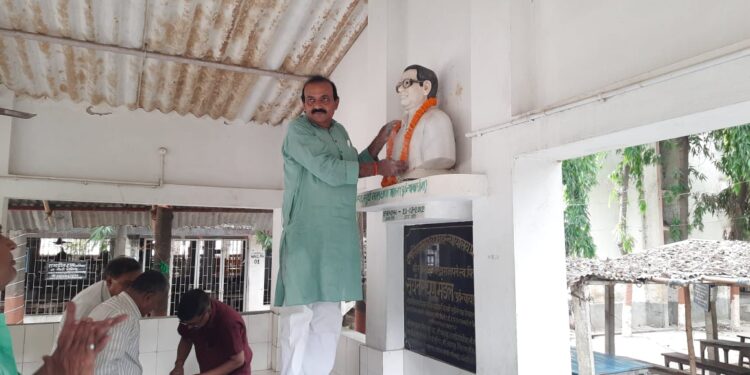 पूर्व एडीजे स्व सूर्य नारायण मंडल के प्रतिमा पर माल्यार्पण कर दी श्रद्धांजलि
