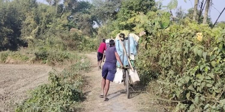 भारत-नेपाल सीमा से पुरानी चाइनीज बैटरियों की ढुलाई जारी, स्थानीय लोगों ने उठाए सवाल।