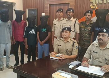 साइबर ठग गिरोह का भंडाफोड़, 4 आरोपी गिरफ्तार; ₹68,800 नकद, 7 एटीएम कार्ड व 4 मोबाइल बरामद