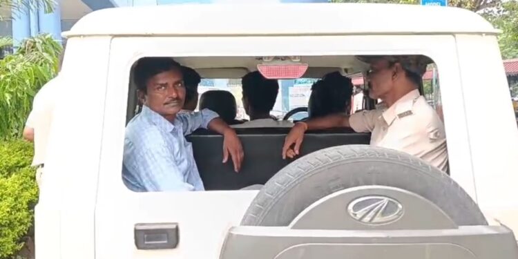 शराब मामले में छापेमारी के दौरान पुलिस पर हमला, तीन आरोपी गिरफ्तार, दो जवान घायल