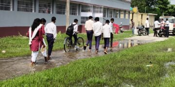 महथावा कॉलेज मार्ग पर जलजमाव से छात्र-छात्राएं परेशान, मरम्मत की उठी मांग