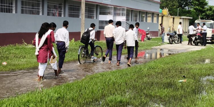 महथावा कॉलेज मार्ग पर जलजमाव से छात्र-छात्राएं परेशान, मरम्मत की उठी मांग
