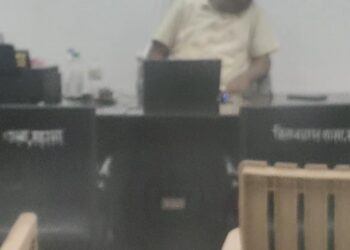कार्यालय में सोते दिखे आपूर्ति पदाधिकारी, वीडियो वायरल; शिकायतकर्ता ने उठाए सवाल