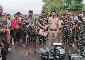 कुँवारी, अररिया – अंधेरे में बड़ी कार्रवाई: 240 किलो गांजा बरामद, तस्कर फरार।