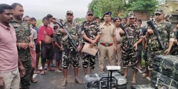 कुँवारी, अररिया – अंधेरे में बड़ी कार्रवाई: 240 किलो गांजा बरामद, तस्कर फरार।