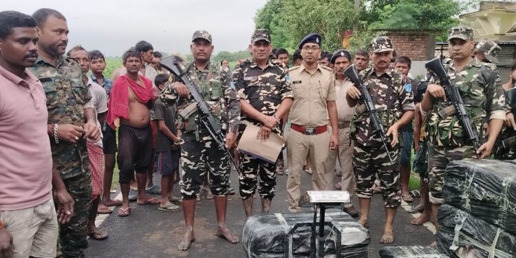 कुँवारी, अररिया – अंधेरे में बड़ी कार्रवाई: 240 किलो गांजा बरामद, तस्कर फरार।