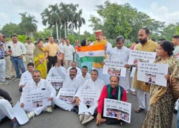 पटना – बिहार विधानसभा के बाहर छात्रों के समर्थन में विपक्ष का प्रदर्शन, NEET अनियमितताओं की निष्पक्ष जांच की मांग
