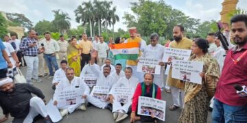 पटना – बिहार विधानसभा के बाहर छात्रों के समर्थन में विपक्ष का प्रदर्शन, NEET अनियमितताओं की निष्पक्ष जांच की मांग