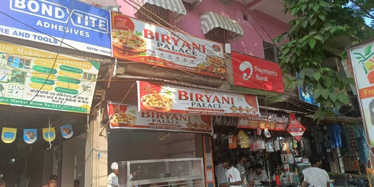 Araria – उमा टॉकीज के सामने स्थित सुपर मार्केट में नए फूड आउटलेट ‘बिरयानी प्लेस’ का उद्घाटन