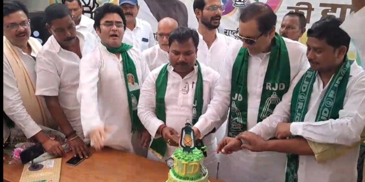अररिया – राजद का 30वाँ स्थापना दिवस धूमधाम से मनाया गया, सामाजिक न्याय के संकल्प को दोहराया